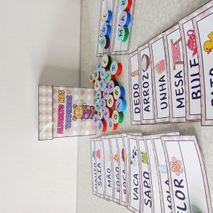 atividade com letras em tampinhas coloridas