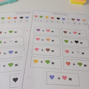 atividade de adição com corações coloridos