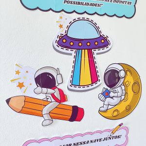 painel de volta às aulas com tema astronauta