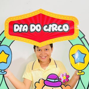 criança com adereços de circo