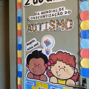 Painel de porta sobre autismo